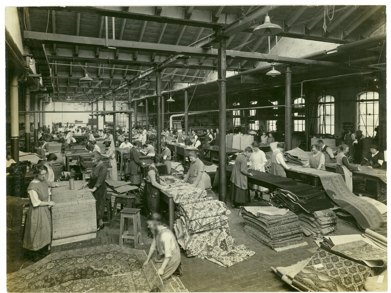 La sala de acabado, sección Axminster, fábrica de alfombras, 1923 de English Photographer