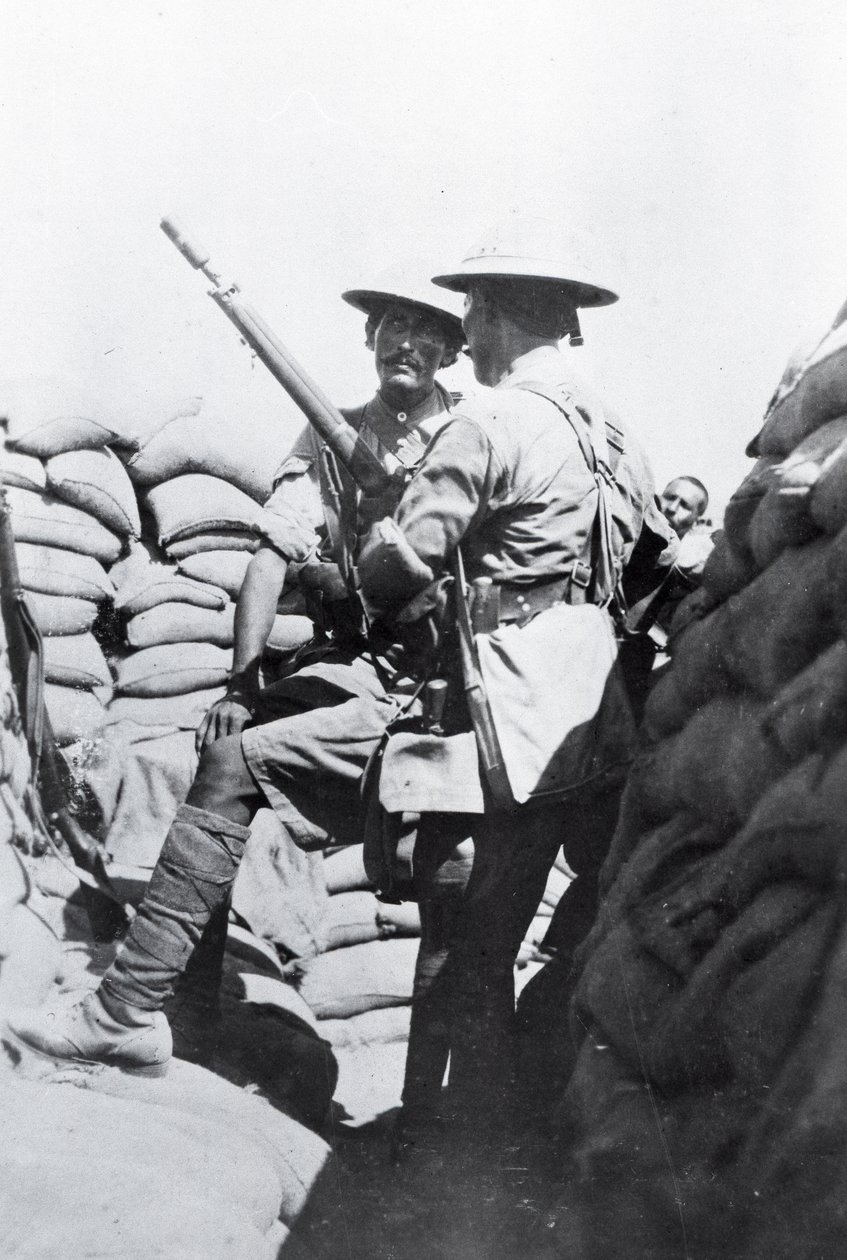 Dos soldados en un refugio en Mesopotamia durante la Primera Guerra Mundial, de un álbum compilado por el Teniente Kindom de English Photographer