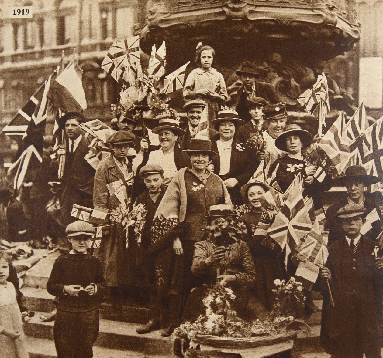 Celebraciones de la victoria bajo Eros, Piccadilly, Londres, 1919 de English Photographer