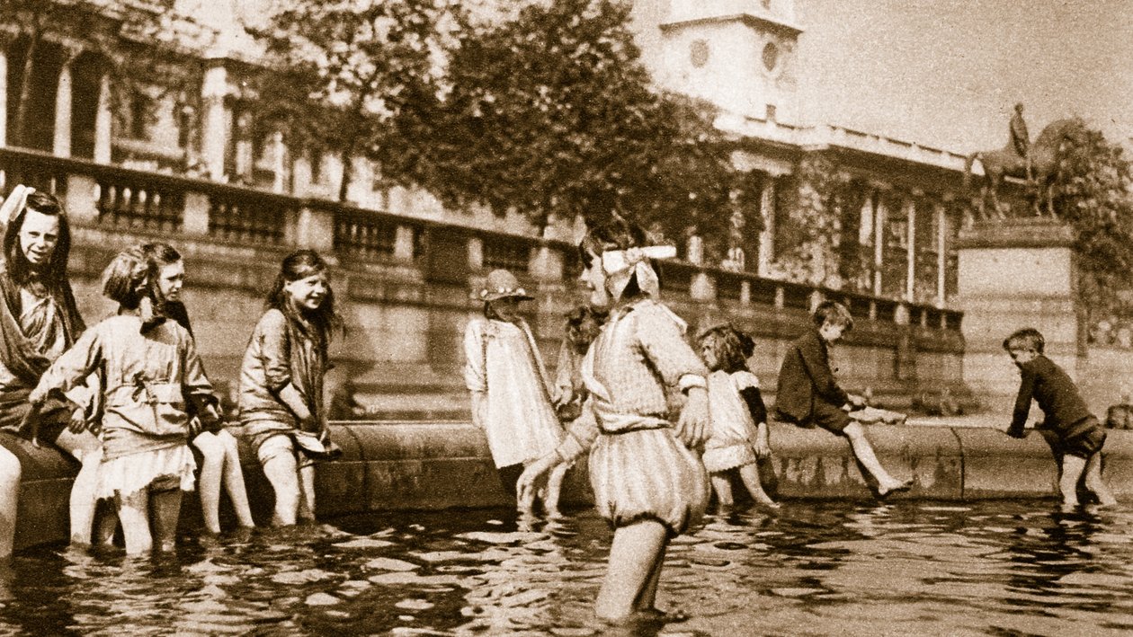 Niños del West End refrescándose en una fuente en Trafalgar Square durante una ola de calor de English Photographer