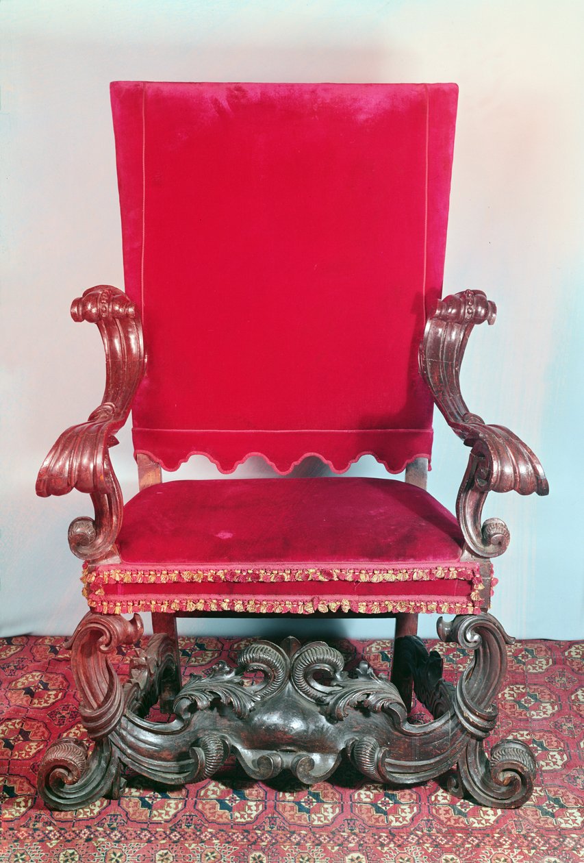 Sillón de estilo barroco, nogal tallado, cubierto de terciopelo de English School