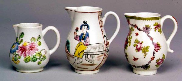 Tres jarras de porcelana de English School