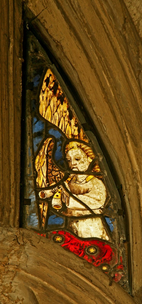 Ventana n1 que representa un ángel músico con un pibcorn de English School