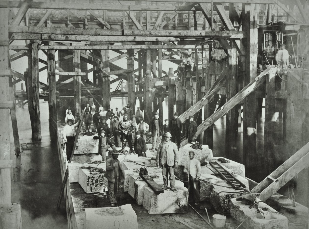 Blackfriars Bridge: trabajadores de la construcción, 1869 de English Photographer