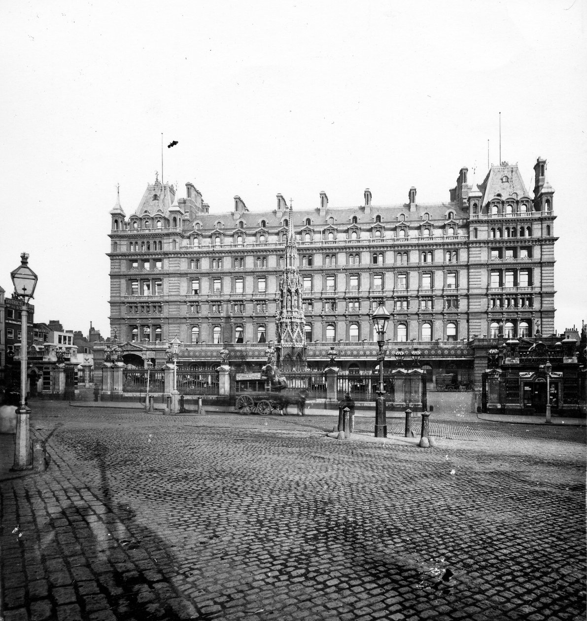 Hotel de la Estación de Charing Cross, c.1890 de English Photographer