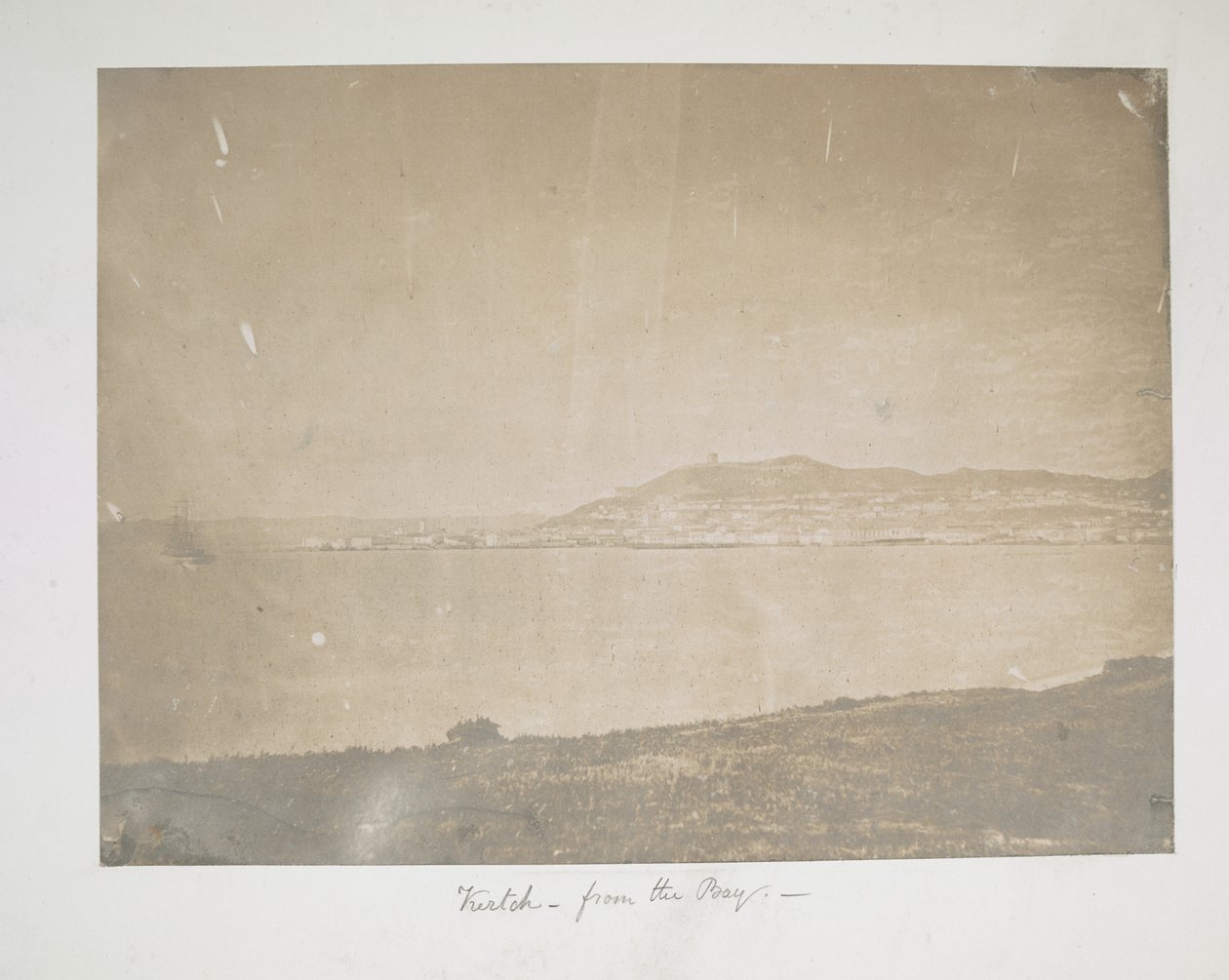 Kertch, desde la Bahía. Fotógrafo: Desconocido 1855-1856 de English Photographer