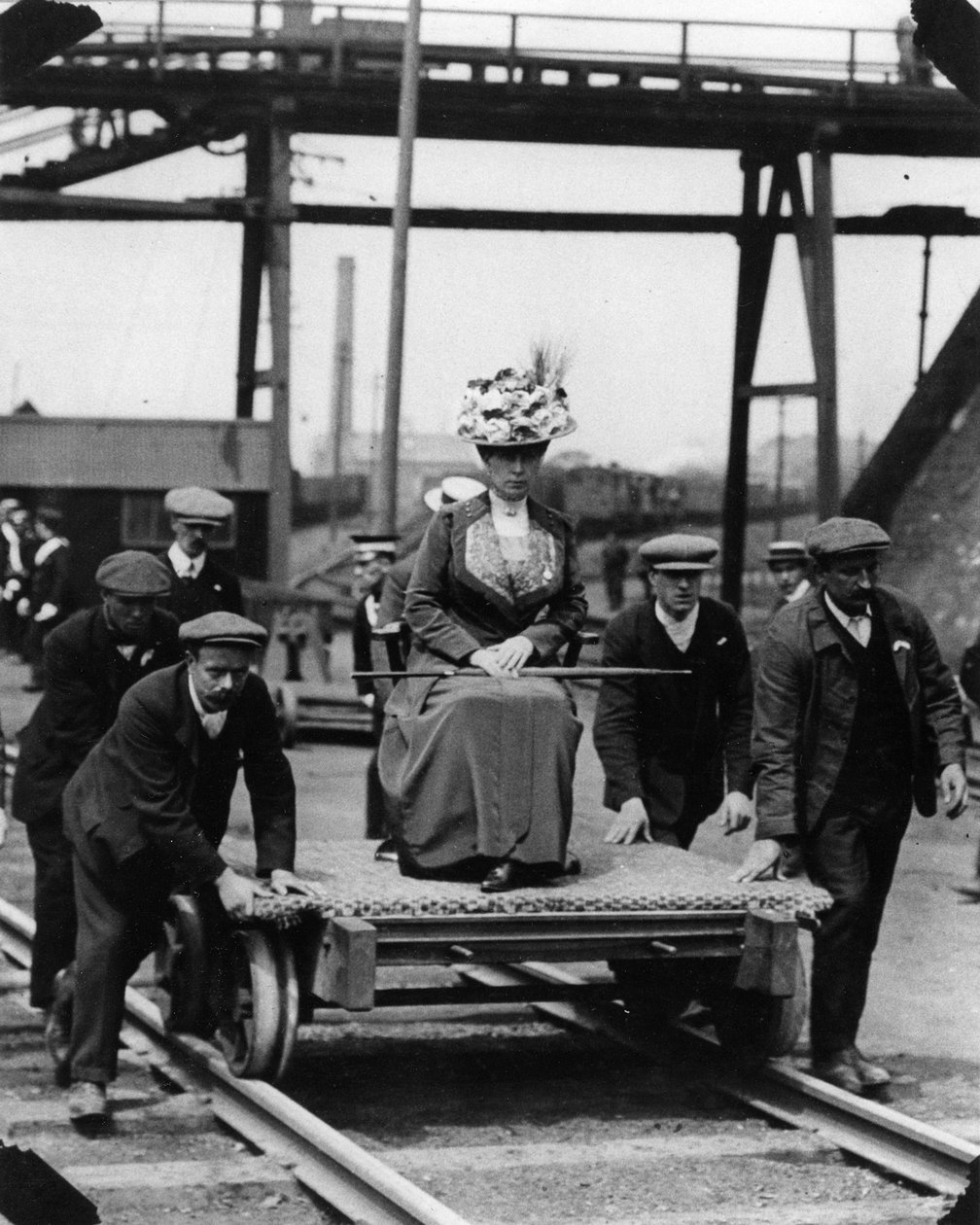 La Reina visitando un ferrocarril de English Photographer