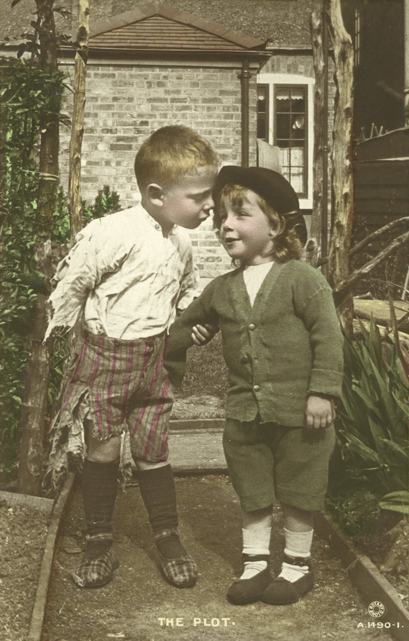 Dos niños pequeños conspirando de English Photographer