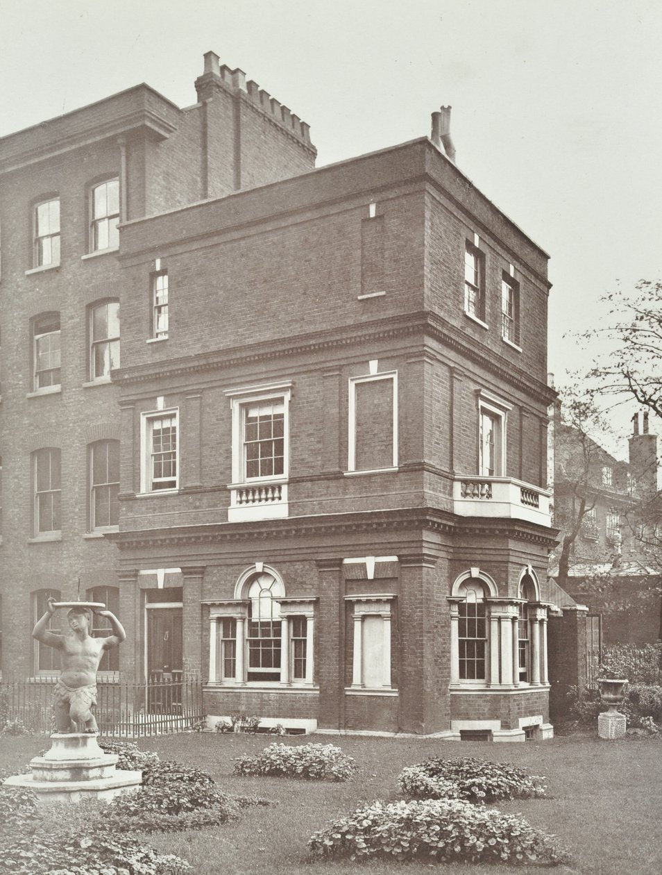 Vista de la Casa del Jardín de Clements Inn, 1885 de English Photographer