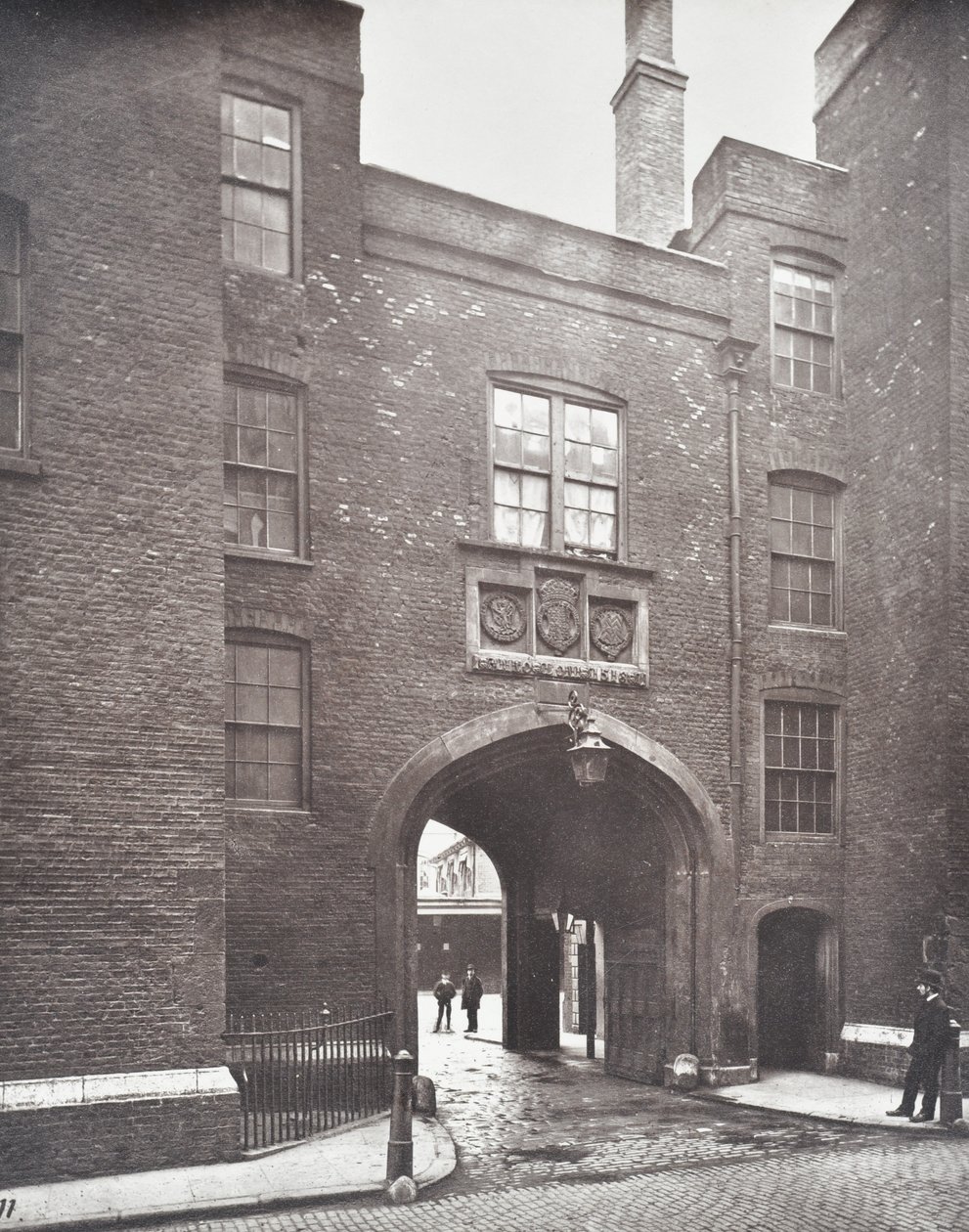 Vista de la Puerta de Lincolns Inn, Londres, 1876 de English Photographer