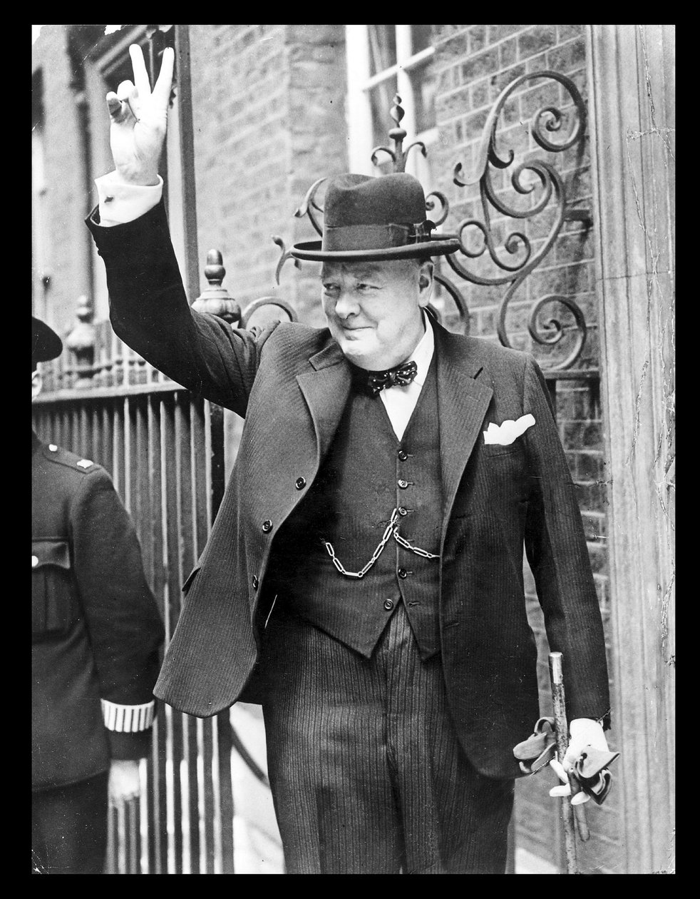 Winston Churchill mostrando el signo "V de English Photographer