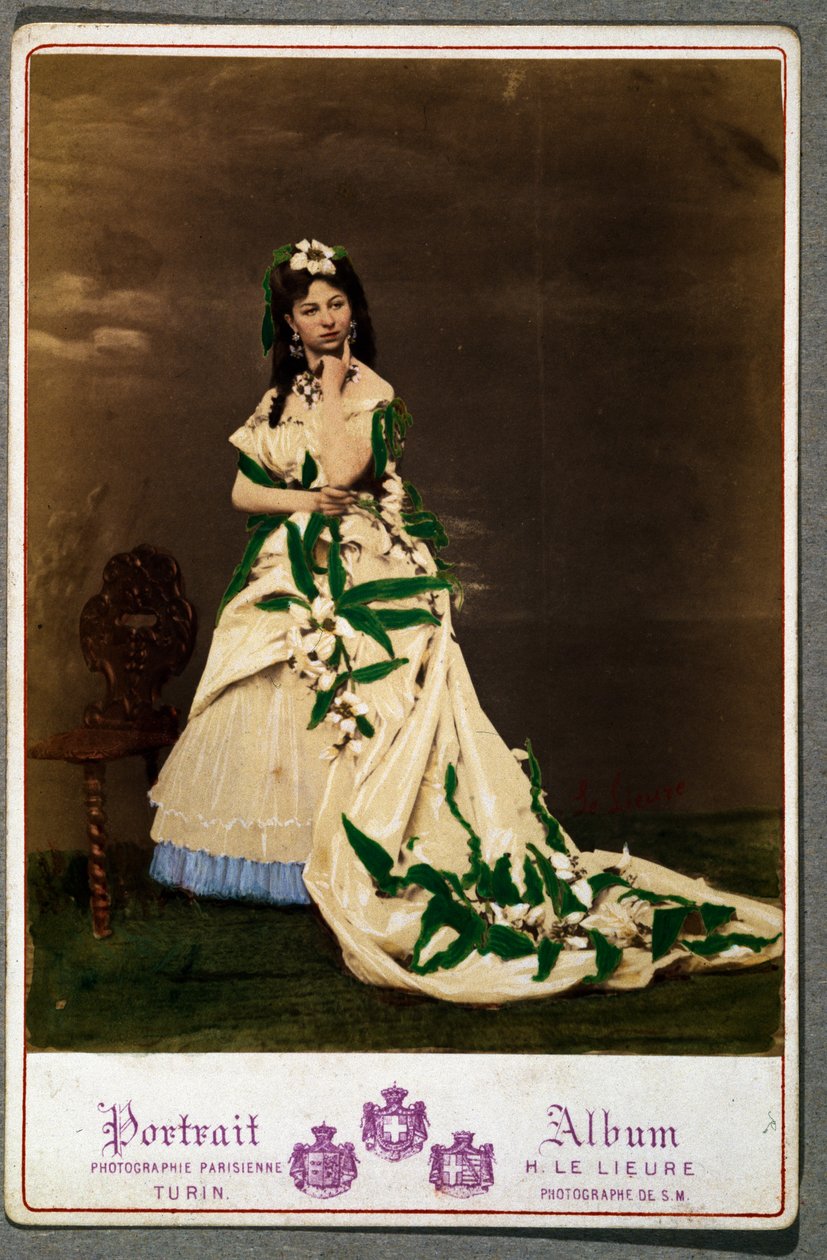 Postal con mujer en traje de English School