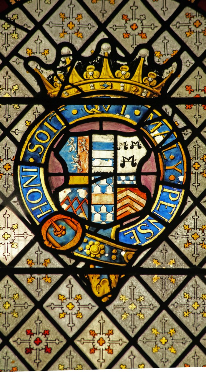 Ventana S2 que representa escudos - Garter de English School