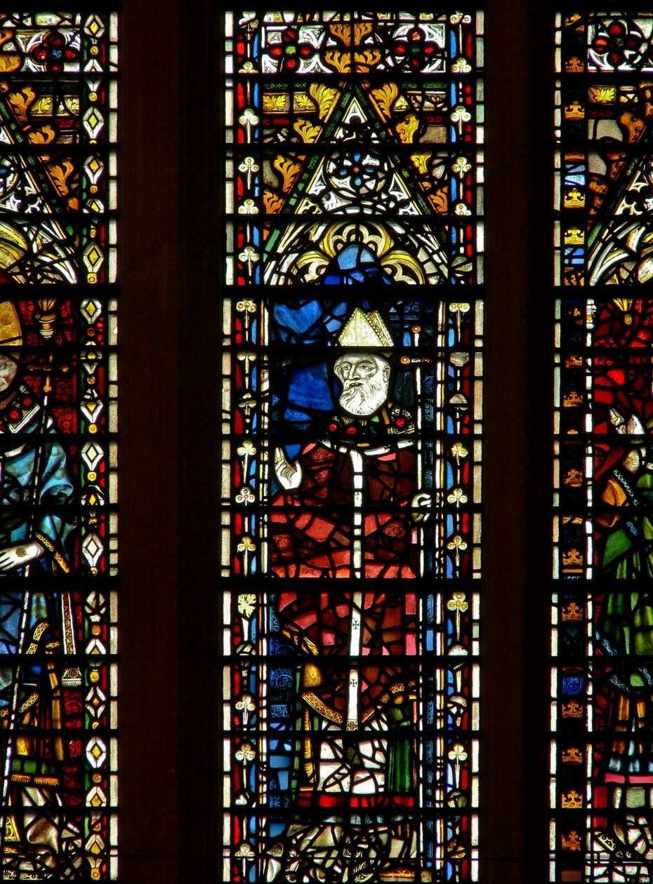 Ventana Ww que representa a un arzobispo de English School