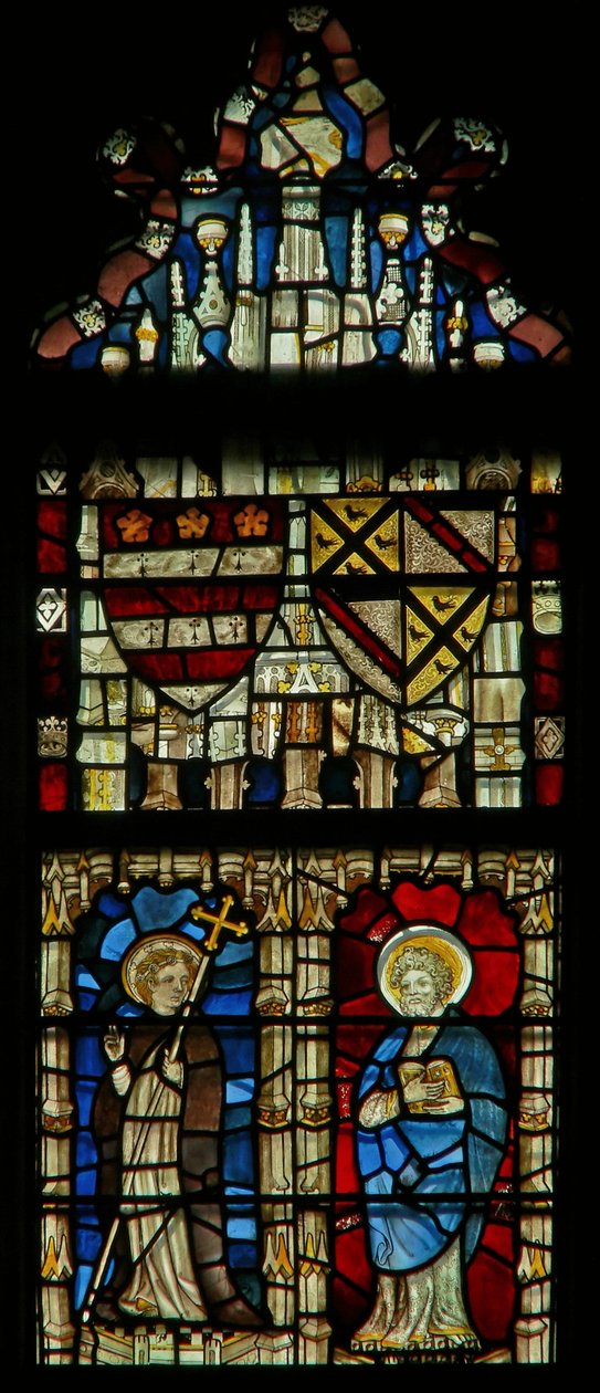 Ventana que representa dos santos y escudos heráldicos de English School