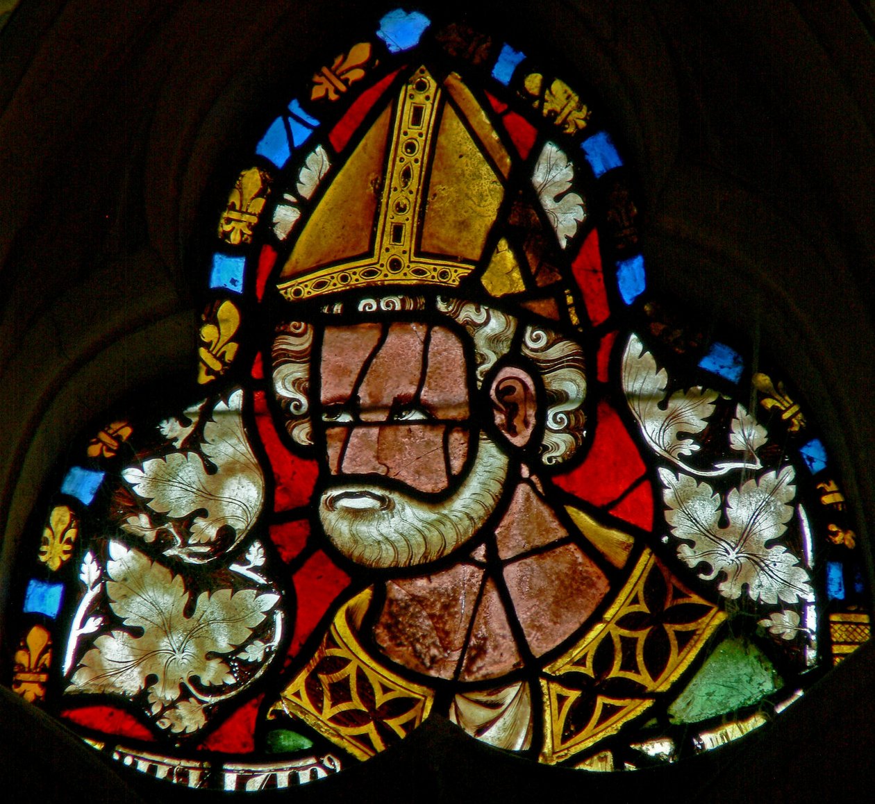 Ventana s-2 que representa a San Julián de English School