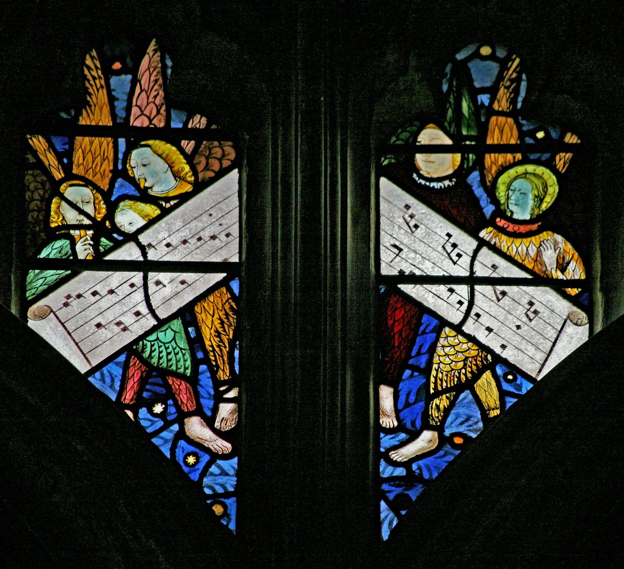 Ventana s2 que representa el coro angelical cantando de English School