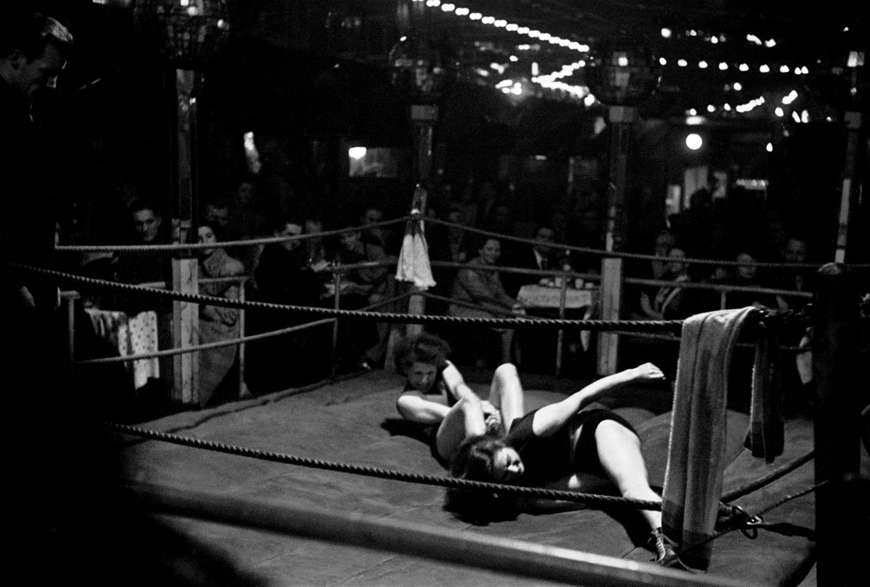 Mujeres luchando en la "Jungmuehle", Hamburgo, Alemania de Erich Lessing