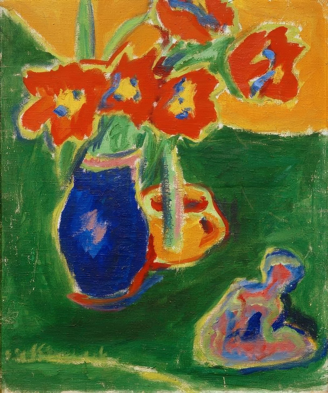 Tulipanes rojos en un jarrón azul con escultura de Ernst Ludwig Kirchner