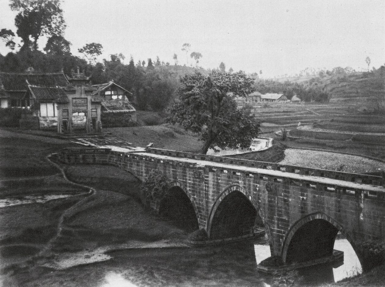 Luchou, Tzeliutsing, Szechuan, Paisaje (foto en blanco y negro) de Ernst Boerschmann