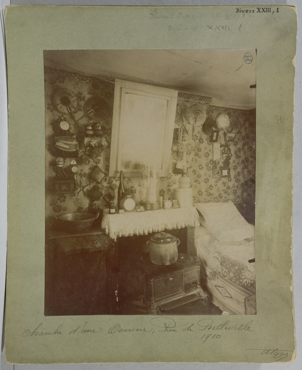 Dormitorio de una trabajadora, rue de Belleville, París, 1910 de Eugène Atget