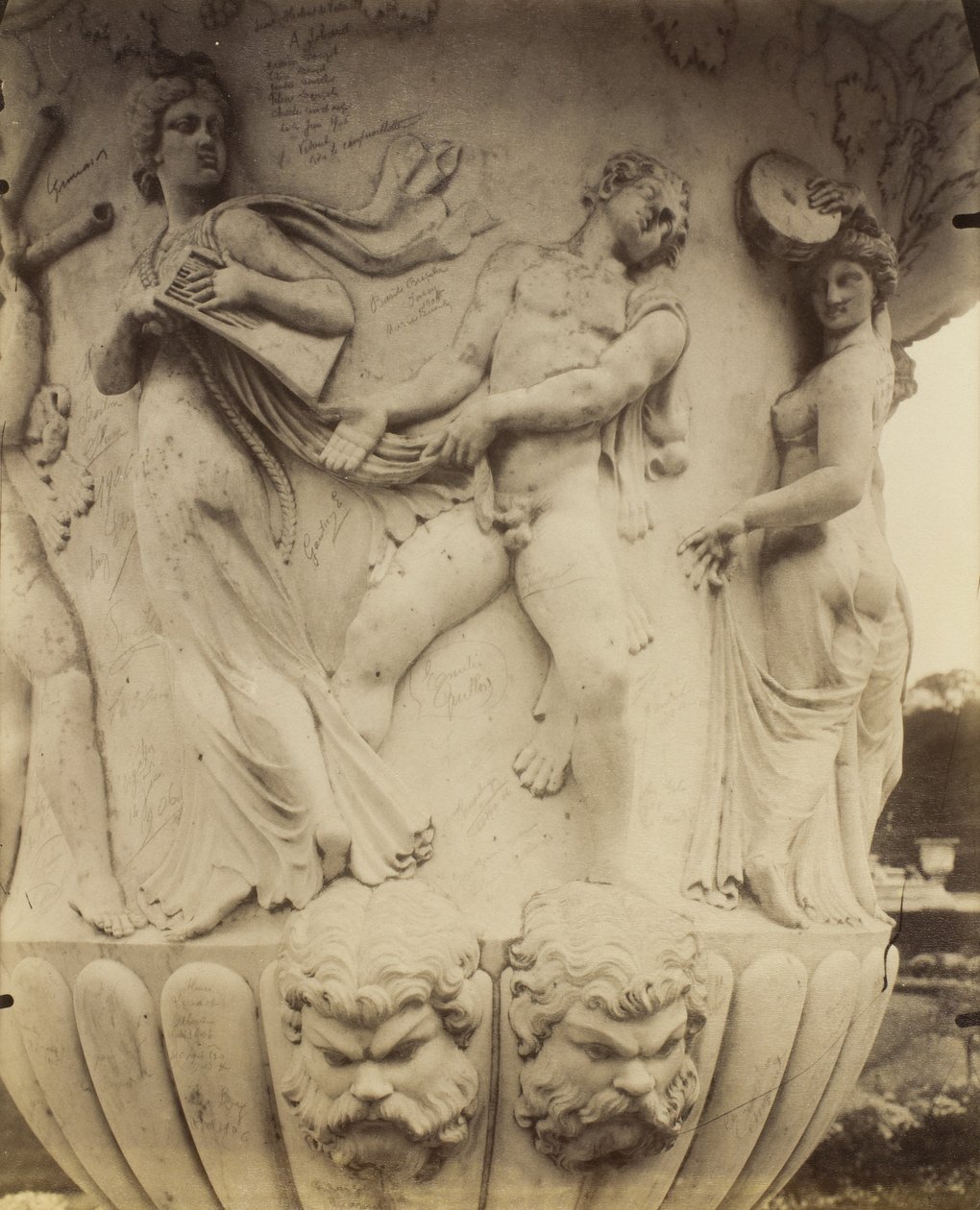 (detalle) de un jarrón en Versalles, 1906 de Eugène Atget