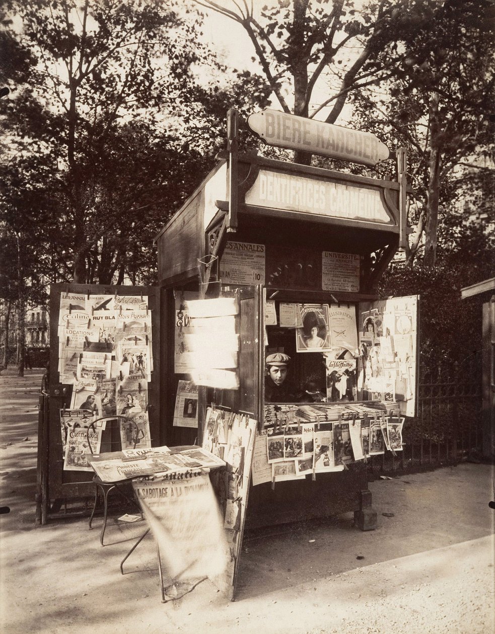 Kiosco en París, c.1910 de Eugène Atget
