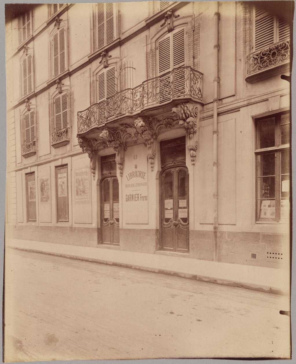 [Librairie Garnier Frères, 6 rue des Saints-Pères]. de Eugène Atget