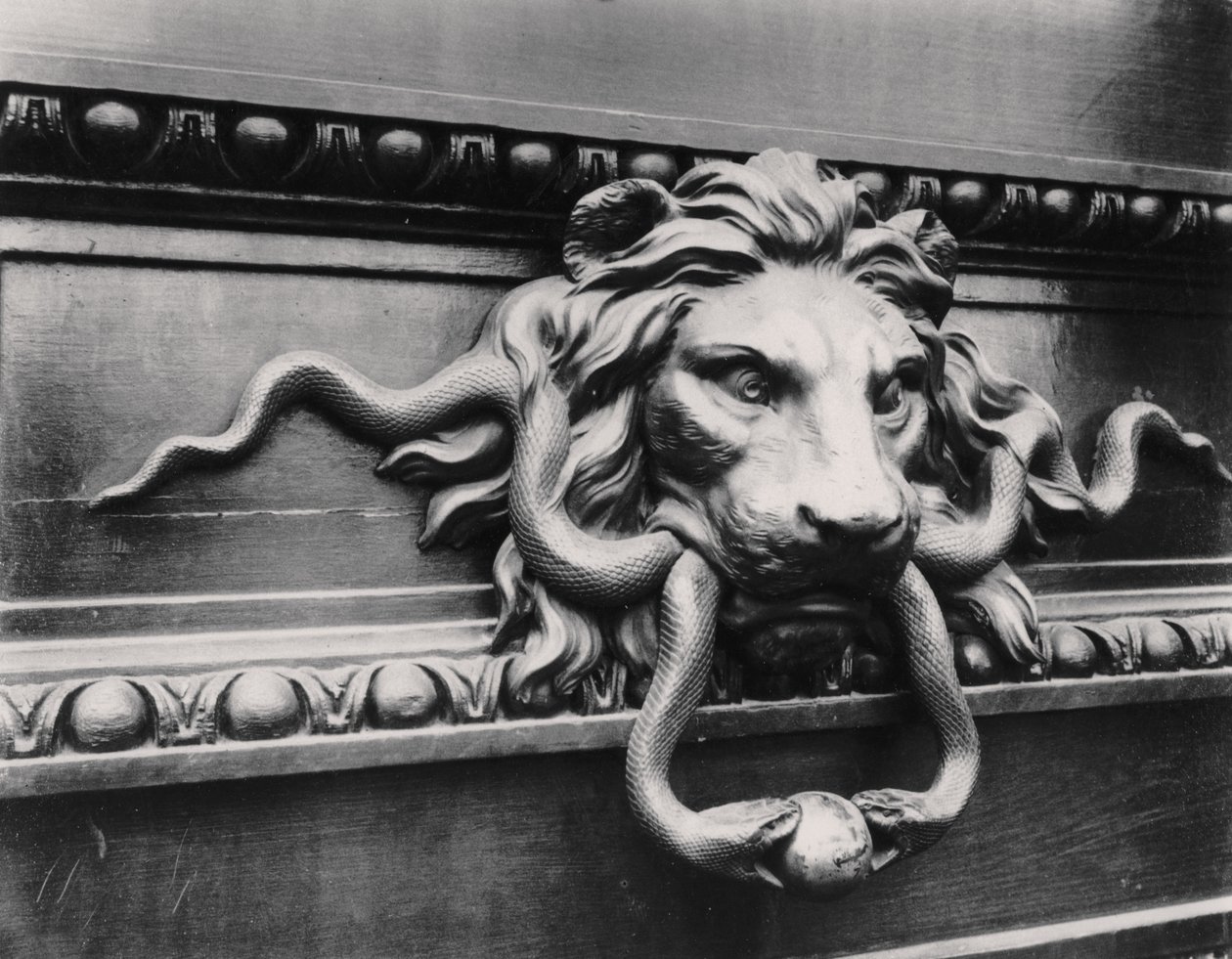 Aldaba de león, París de Eugène Atget