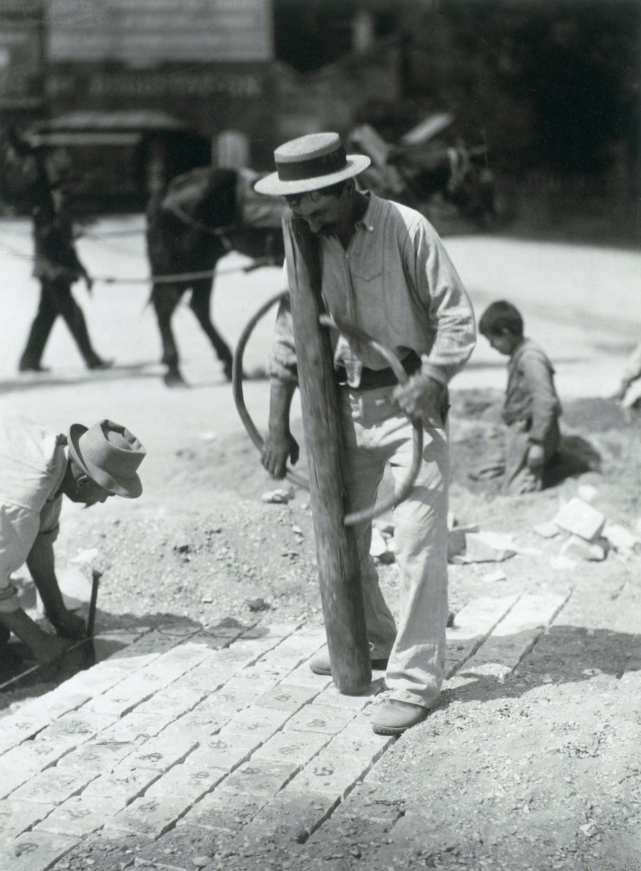 Pavimentador de Calles, 1910 de Eugène Atget