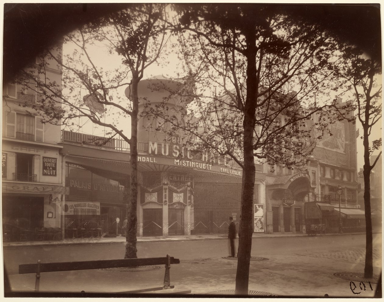 El Moulin Rouge de Eugène Atget