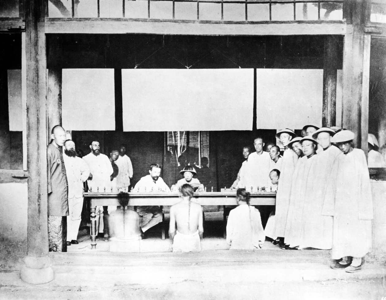 Tribunal de magistrados chinos, c.1880-90 de European Photographer