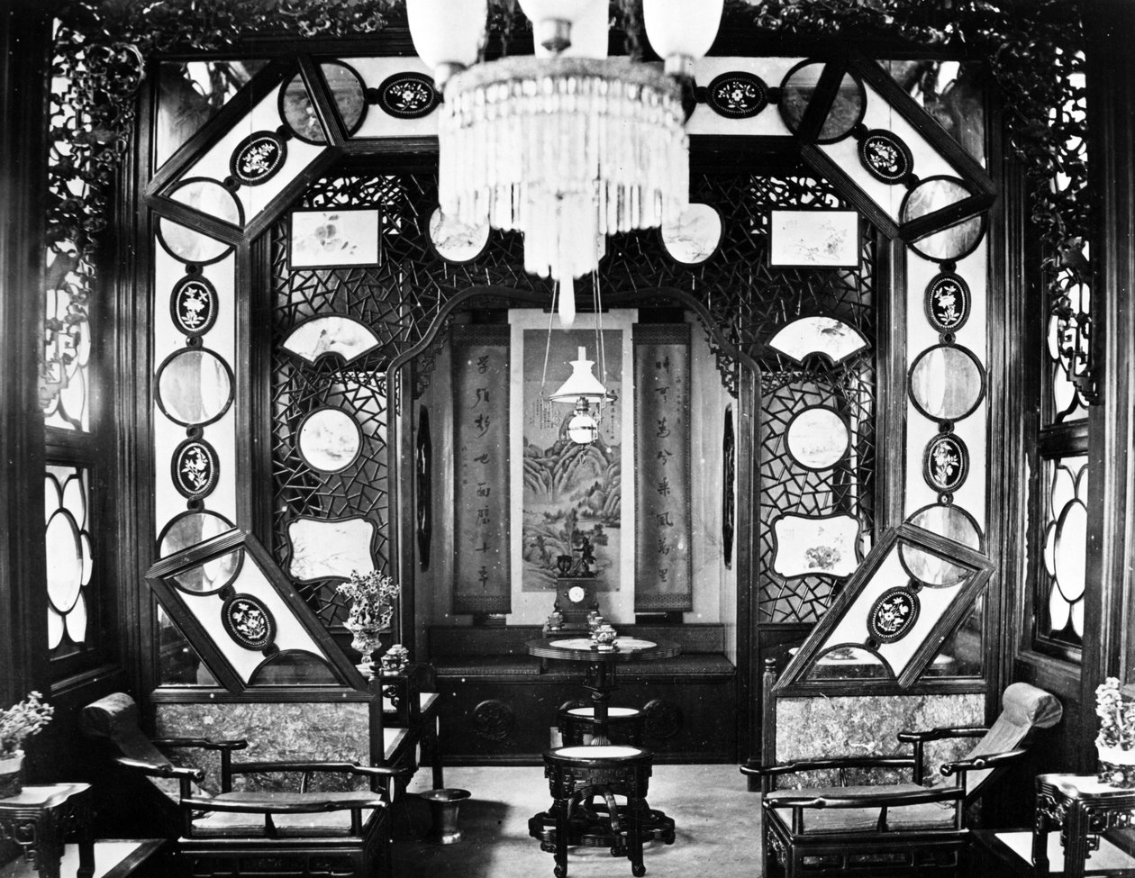 Interior de un barco de flores, Cantón, c.1880s de European Photographer