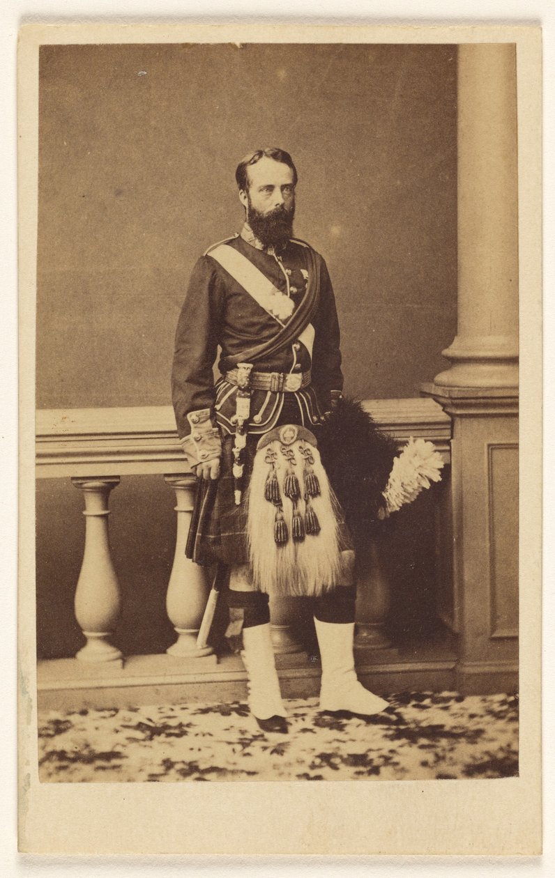 [Hombre barbudo no identificado en falda escocesa, de pie] de F. W. Baker