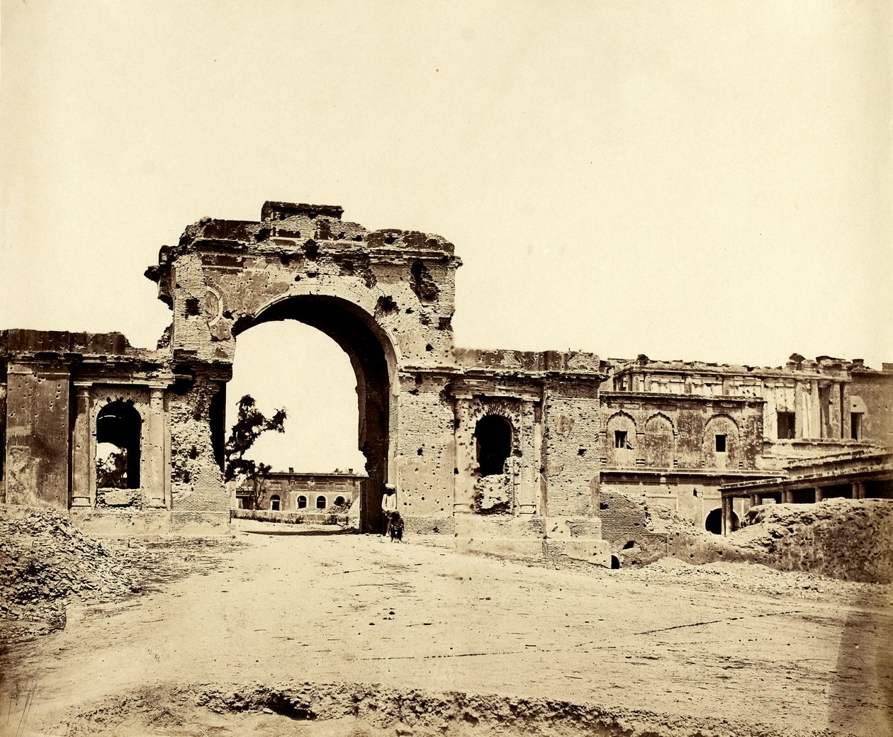Puerta que conduce a la Residencia, Lucknow, 1858 de Felice Beato