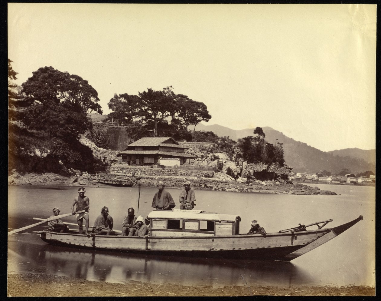 Casa flotante japonesa y tripulación de Felice Beato