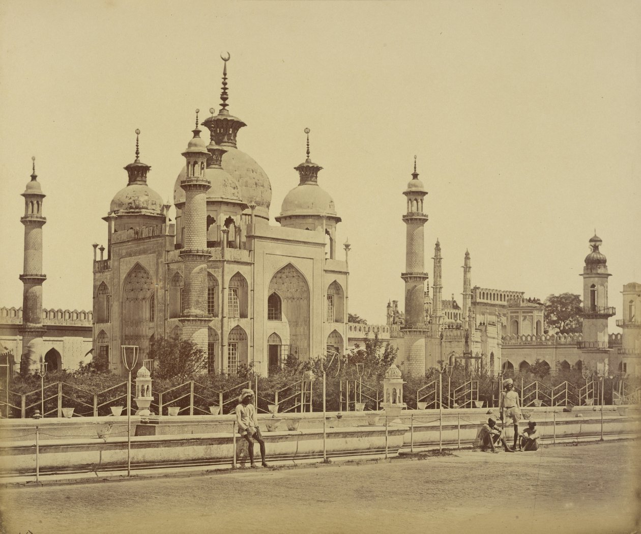 [Mezquita en el Hussainabad Imambara] de Felice Beato