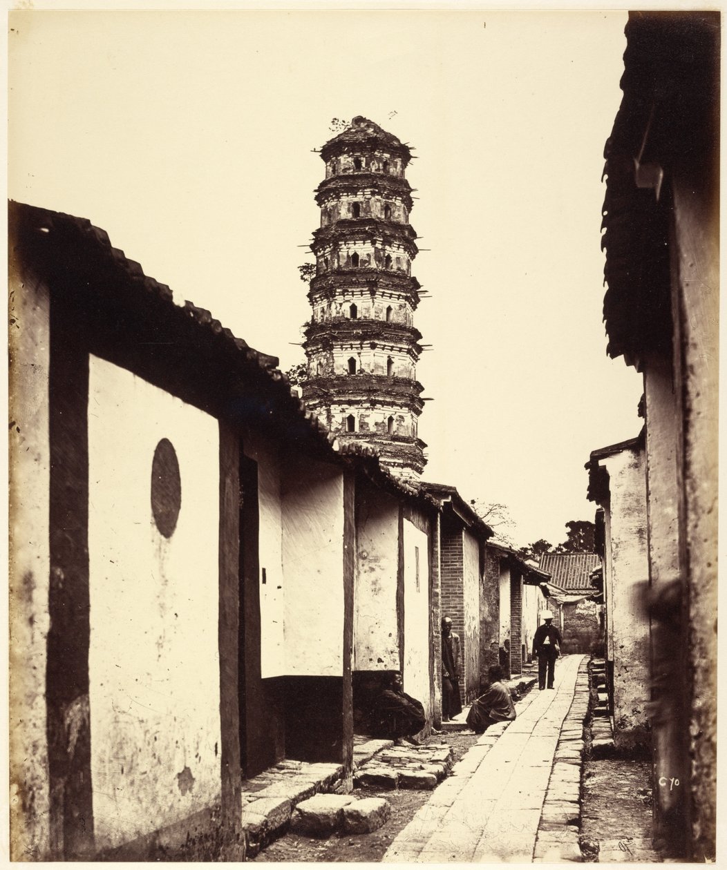 Pagoda de nueve pisos y calle Tártara, Cantón de Felice Beato