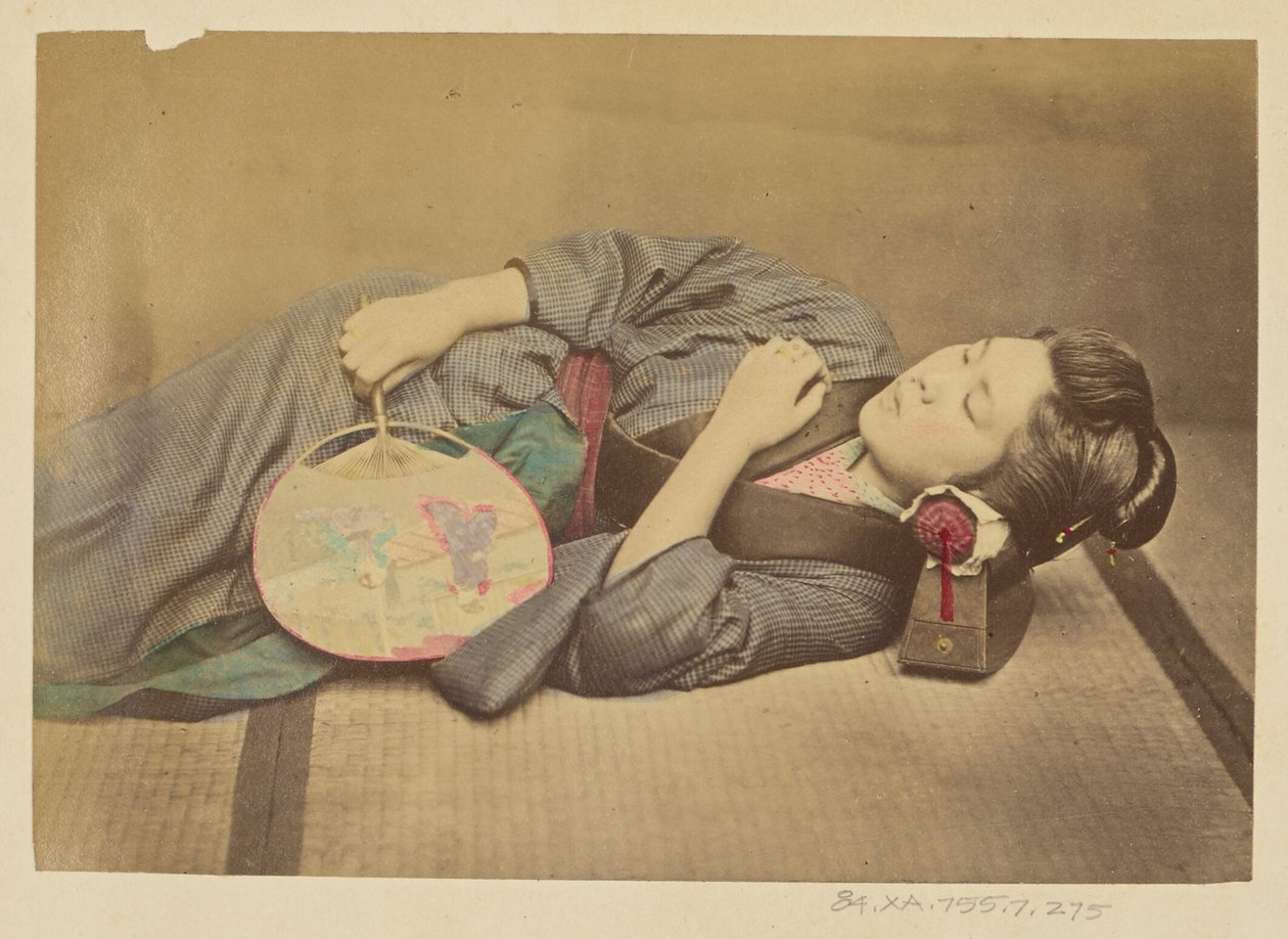 [Mujer japonesa dormida sosteniendo un abanico] de Felice Beato