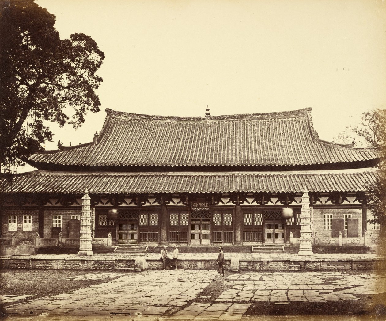 [Templo en el barrio tártaro, Cantón, China] de Felice Beato