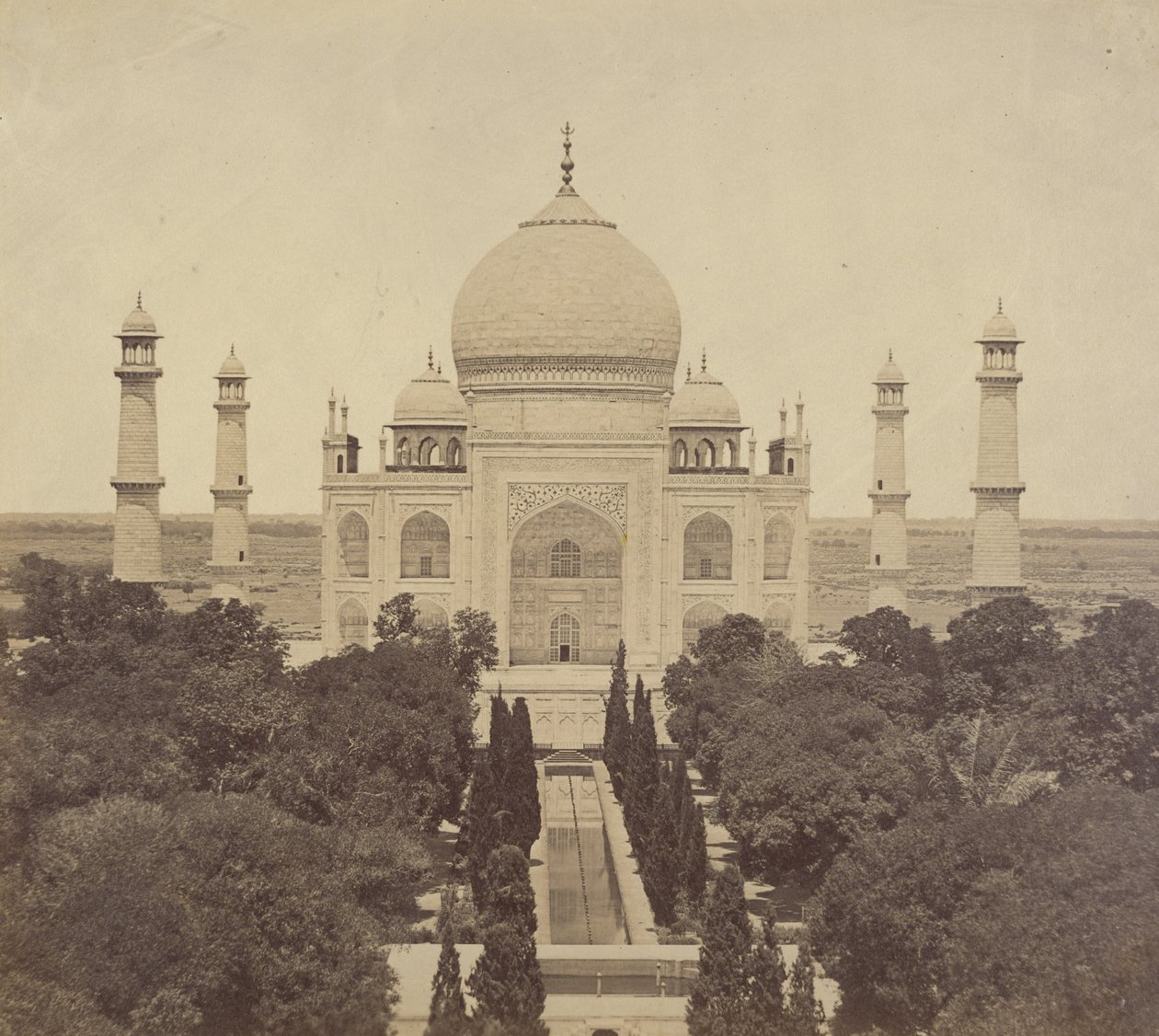 [El Taj Mahal desde la puerta de entrada] de Felice Beato