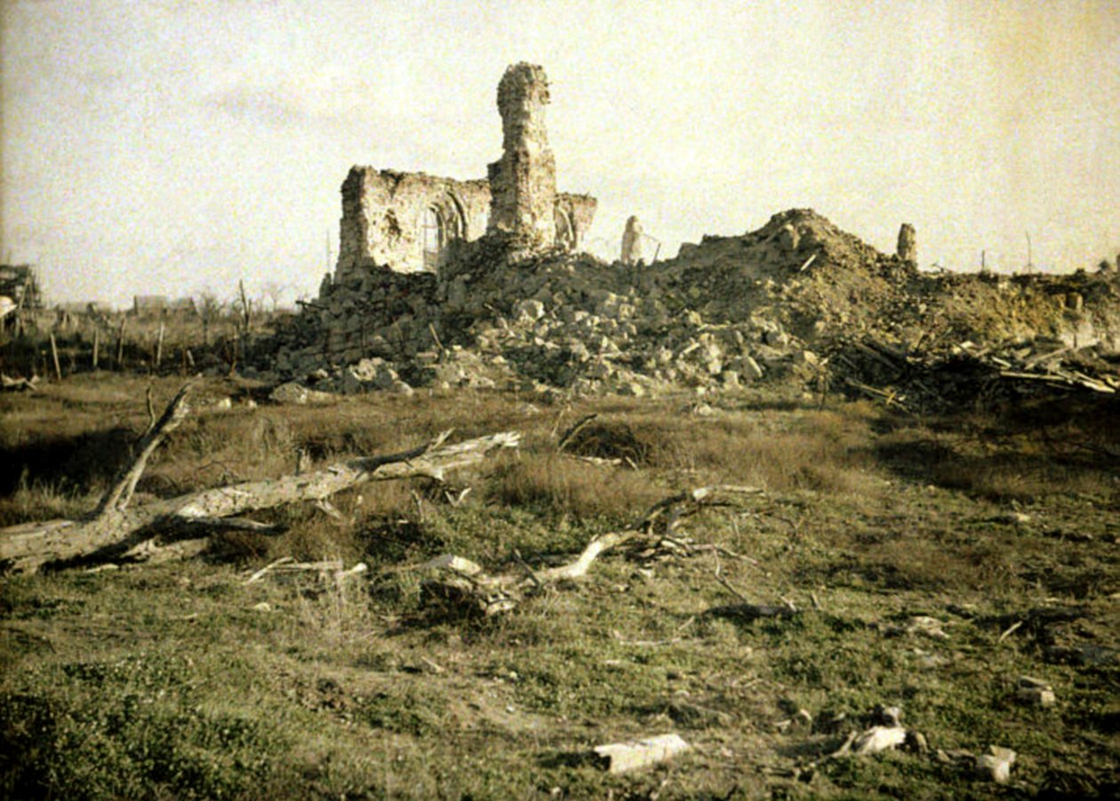 Una iglesia dañada durante la guerra, Chaulnes, Somme, Francia, 1917 de Fernand Cuville