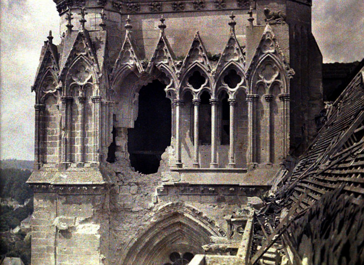 Daños por bombas en la Catedral de Saint-Gervais-et-Saint-Protais, Soissons, Aisne, Francia, 1917 de Fernand Cuville
