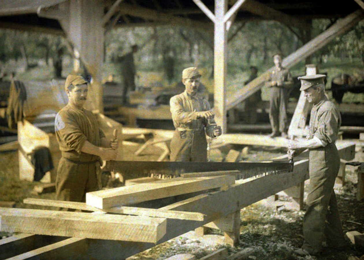 Soldados canadienses trabajando en un aserradero, Quesmy, Oise, Francia, 1917 de Fernand Cuville