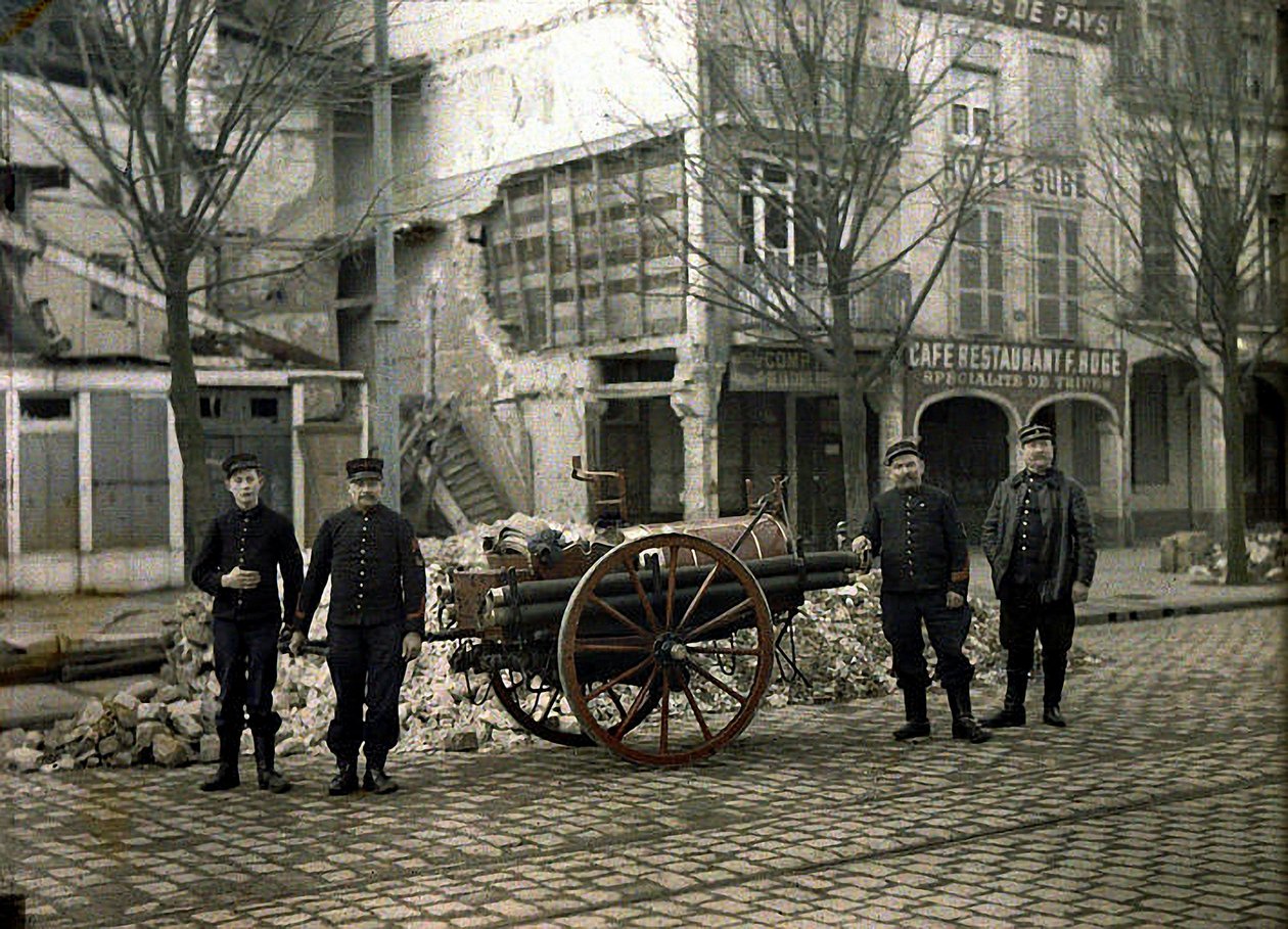 Cuatro bomberos con su equipo, Reims, Marne, Francia, 1917 de Fernand Cuville