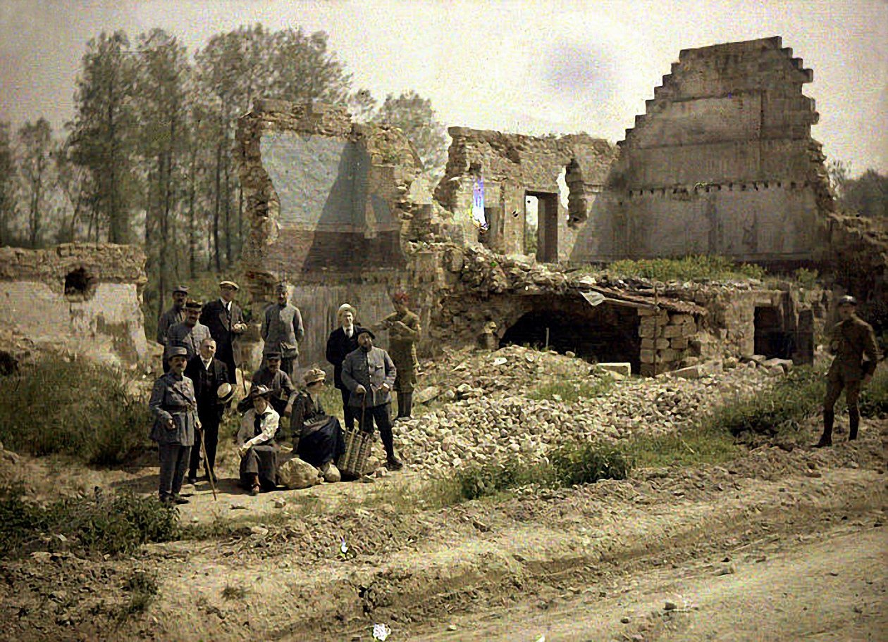 Soldados franceses y actores del teatro del frente posan en las ruinas, Vauxrezis, Aisne, Francia, 1917 (autocromo) de Fernand Cuville