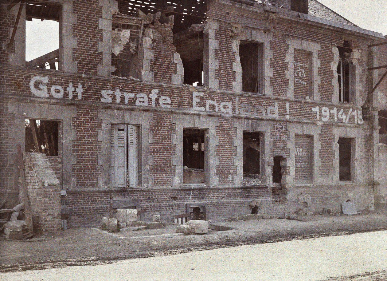 Eslogan del ejército alemán en la pared de un edificio de ladrillo dañado: ¡Que Dios castigue a Inglaterra! 191415, Bucy-le-Long, Aisne, Francia, 1917 de Fernand Cuville