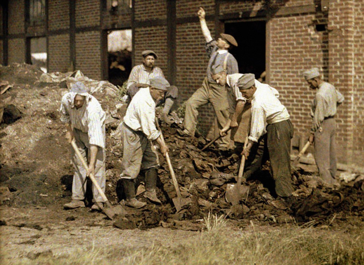 Soldados trabajando con palas en los escombros de un edificio, Soissons, Aisne, Francia, 1917 de Fernand Cuville