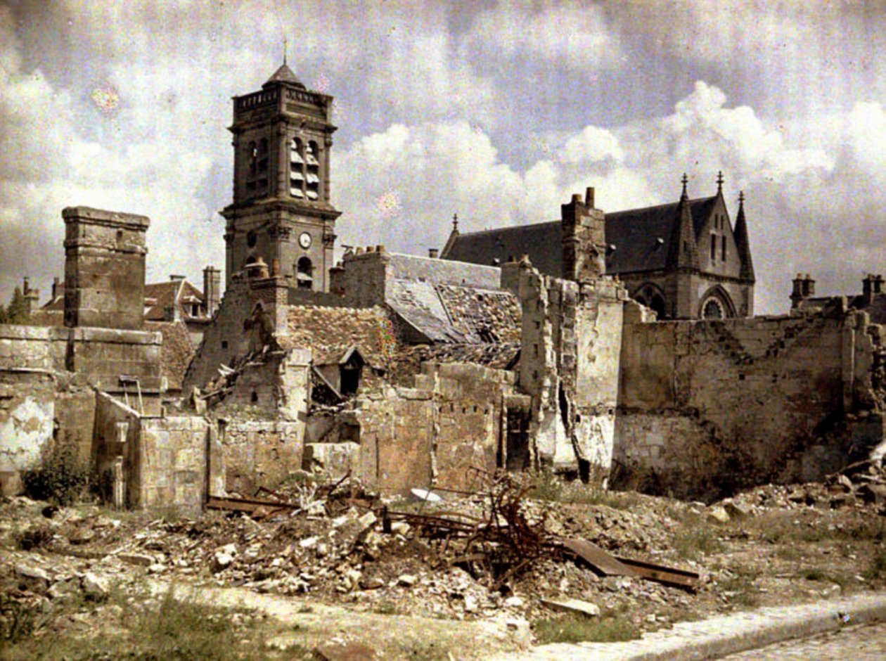 La iglesia y los edificios destruidos en la Rue du Coq Lombard, Soissons, Aisne, Francia, 1917 de Fernand Cuville