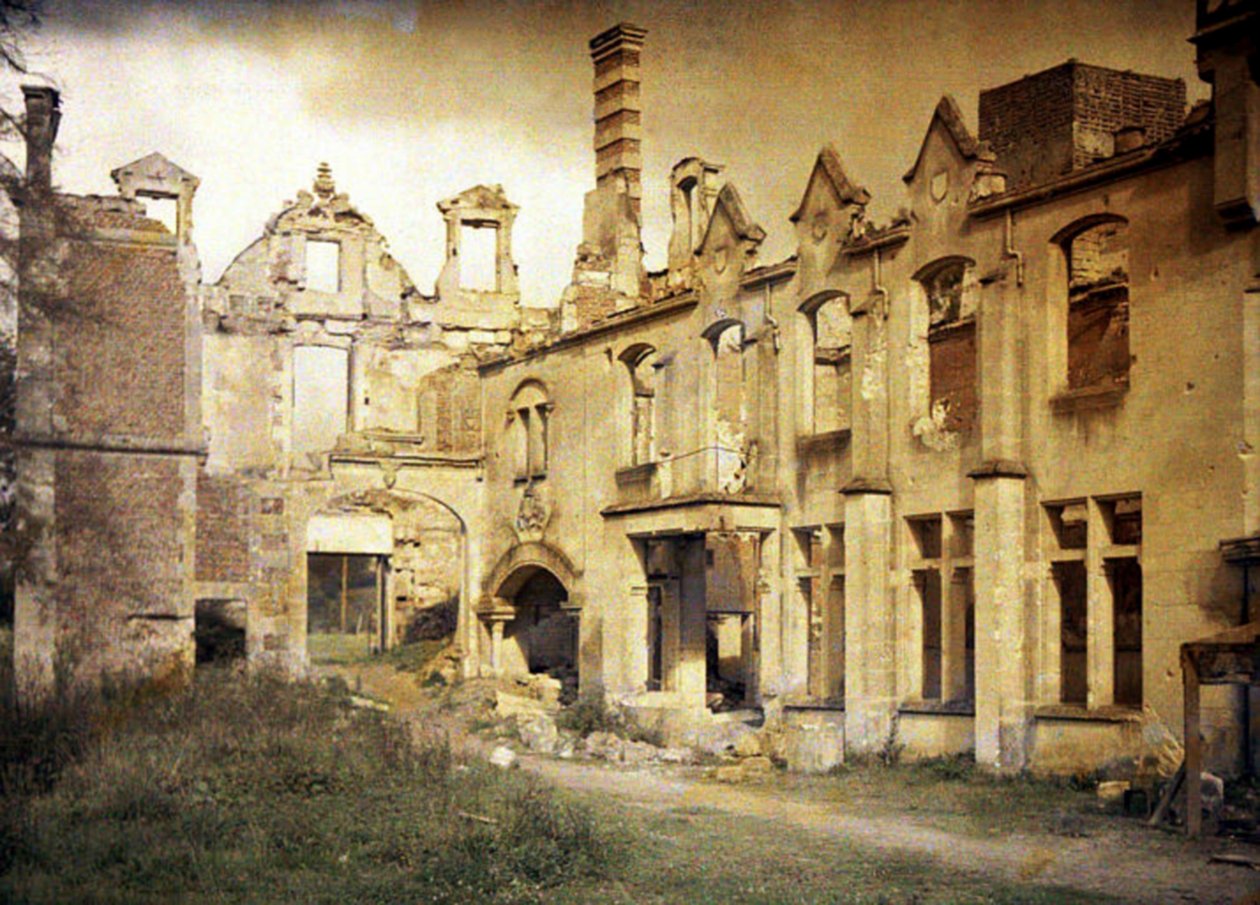 Las ruinas del castillo después de la retirada de los alemanes, Noyon, Oise, Francia, 1917 de Fernand Cuville